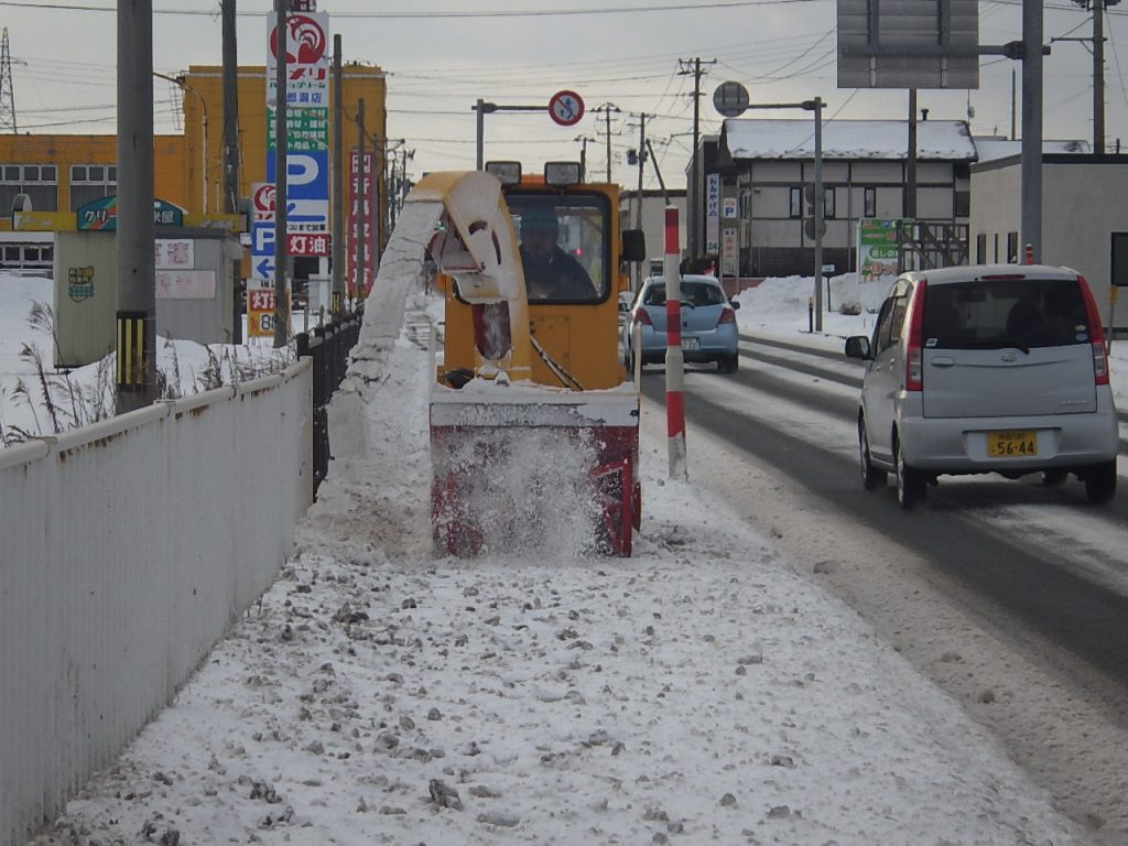 歩道除雪機による除雪